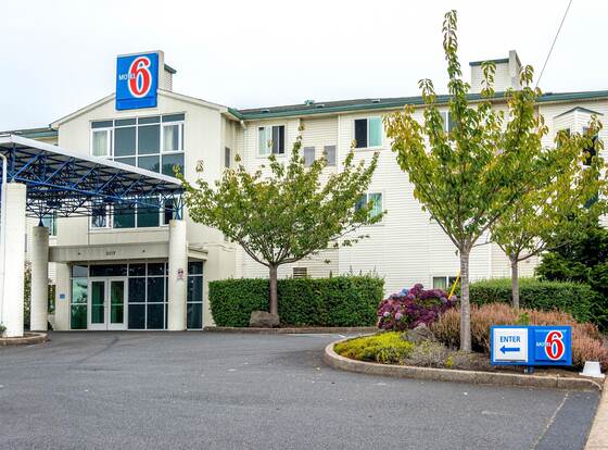 Motel 6 Lincoln City, OR allows check-in for 18 year-old guests