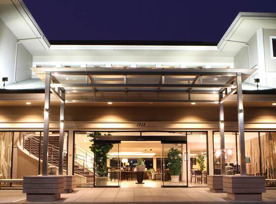 Best Western Plus Bayside Hotel allows check-in for 18 year-old guests