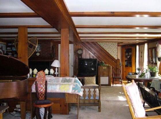 White Trellis Motel allows check-in for 18 year-old guests