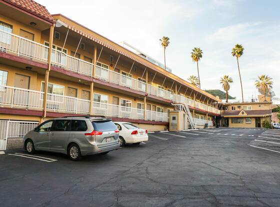 Hollywood La Brea Inn allows check-in for 18 year-old guests