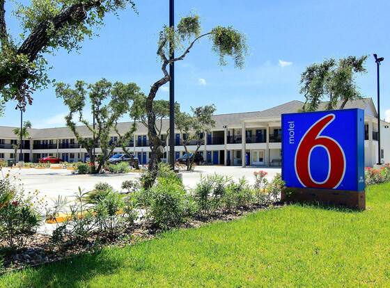 Motel 6 Rockport, TX allows check-in for 18 year-old guests