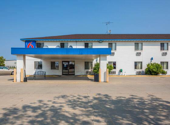 Motel 6 Fargo, ND - South allows check-in for 18 year-old guests