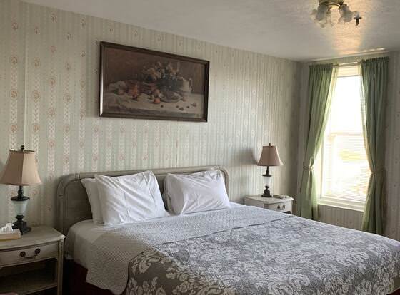 Hotel Gunter allows check-in for 18 year-old guests