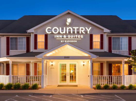 Country Inn & Suites by Radisson, Nevada, MO allows check-in for 18 year-old guests