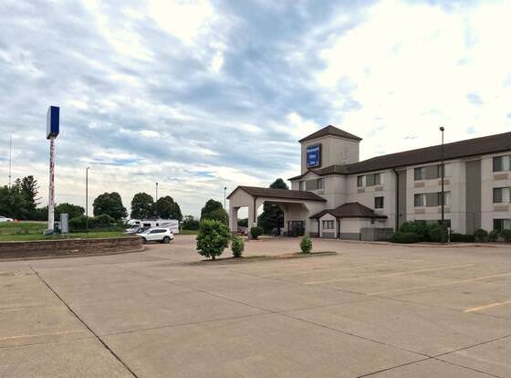 Pleasant Stay Inn & Suites allows check-in for 18 year-old guests