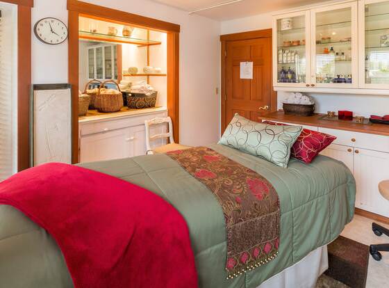 The Heron Inn & Day Spa allows check-in for 18 year-old guests