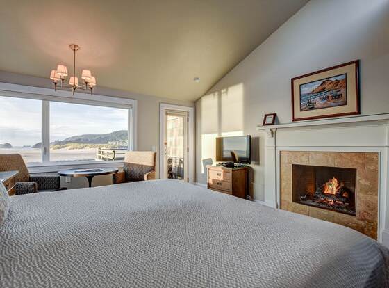 The Waves/The Argonauta Inn/The White Heron Lodge allows check-in for 18 year-old guests