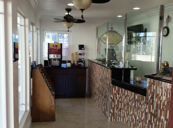 Kona Inn Motel Anaheim allows check-in for 18 year-old guests