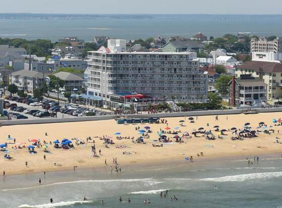 Commander Hotel & Suites allows check-in for 18 year-old guests