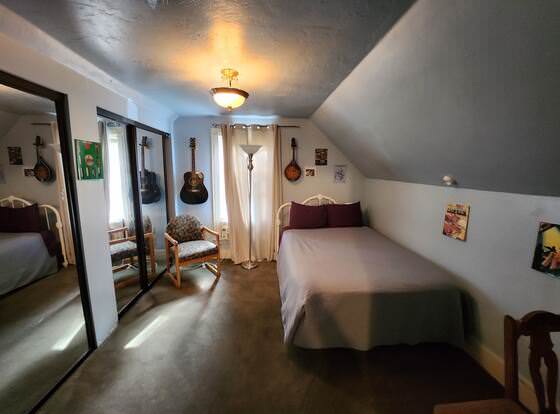 Eugene Lodge and International Hostel allows check-in for 18 year-old guests