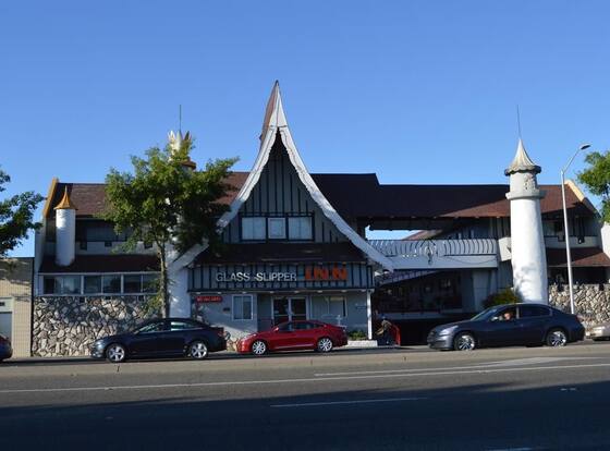 Glass Slipper Inn - Stanford Palo Alto allows check-in for 18 year-old guests