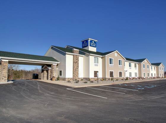 Cobblestone Hotel & Suites - Charlestown allows check-in for 18 year-old guests