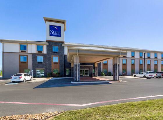 Sleep Inn & Suites Jourdanton - Pleasanton allows check-in for 18 year-old guests