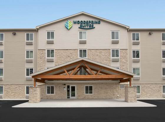 WoodSpring Suites El Paso I-10 Southeast allows check-in for 18 year-old guests