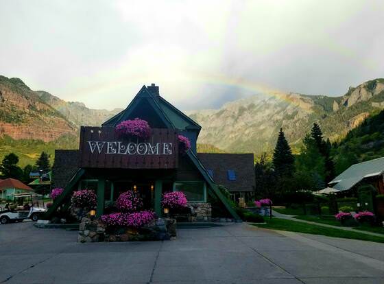 Twin Peaks Lodge & Hot Springs allows check-in for 18 year-old guests