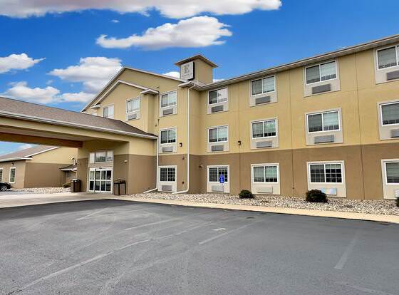 Estherville Hotel & Suites allows check-in for 18 year-old guests