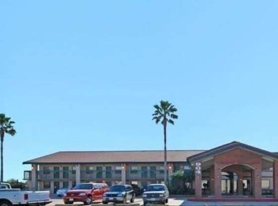 Budgetel Inn NASA allows check-in for 18 year-old guests