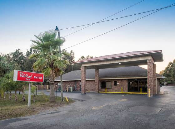 Red Roof Inn Baldwin allows check-in for 18 year-old guests