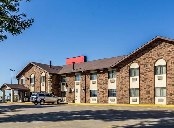 Econo Lodge North allows check-in for 18 year-old guests