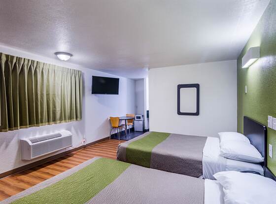 Motel 6 Childress, TX allows check-in for 18 year-old guests