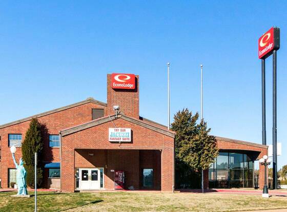 Econo Lodge Wichita Falls Downtown allows check-in for 18 year-old guests