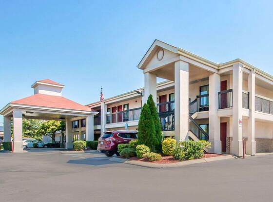 Econo Lodge Inn & Suites Nashville SE Murfreesboro MTSU allows check-in for 18 year-old guests