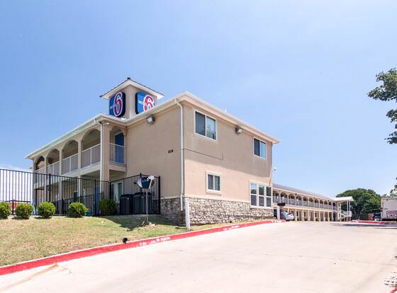 Motel 6 Azle, TX allows check-in for 18 year-old guests