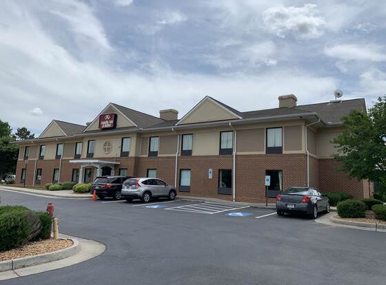 Amelia Inn & Suites allows check-in for 18 year-old guests