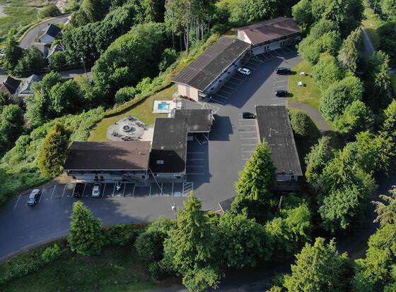 Astoria Crest Motel allows check-in for 18 year-old guests