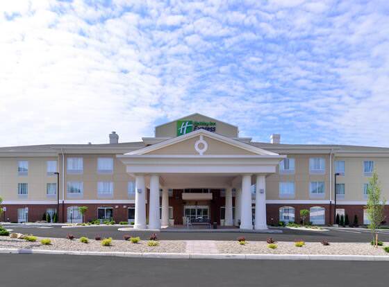 Holiday Inn Express & Suites New Martinsville, an IHG Hotel allows check-in for 18 year-old guests