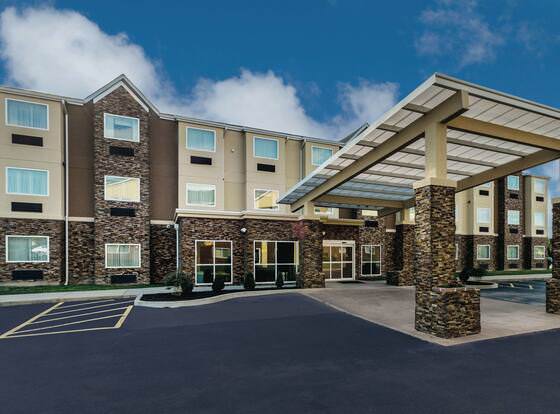 La Quinta Inn & Suites by Wyndham Collinsville - St. Louis allows check-in for 18 year-old guests