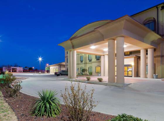 Best Western Palace Inn & Suites allows check-in for 18 year-old guests