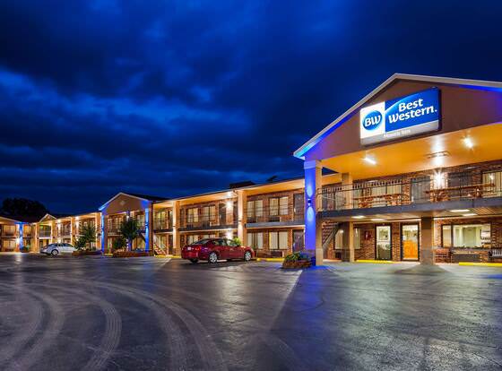 Best Western Montis Inn allows check-in for 18 year-old guests