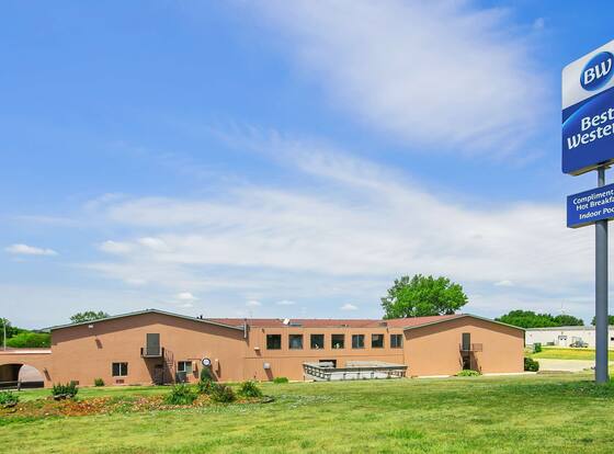 Best Western La Grande Hacienda allows check-in for 18 year-old guests