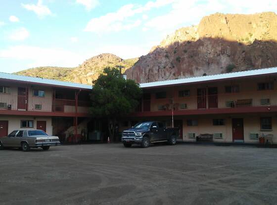 Rode Inn Motel allows check-in for 18 year-old guests