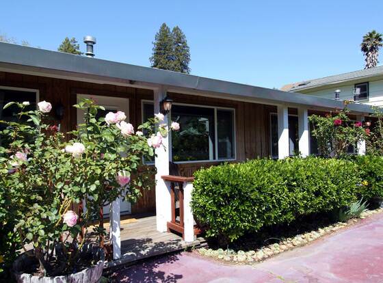 The Woods Hotel - Gay LGBTQ Cabins allows check-in for 18 year-old guests