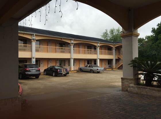 Scottish Inns & Suites Eastex Fwy. allows check-in for 18 year-old guests