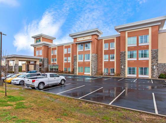 La Quinta Inn & Suites by Wyndham Cullman allows check-in for 18 year-old guests