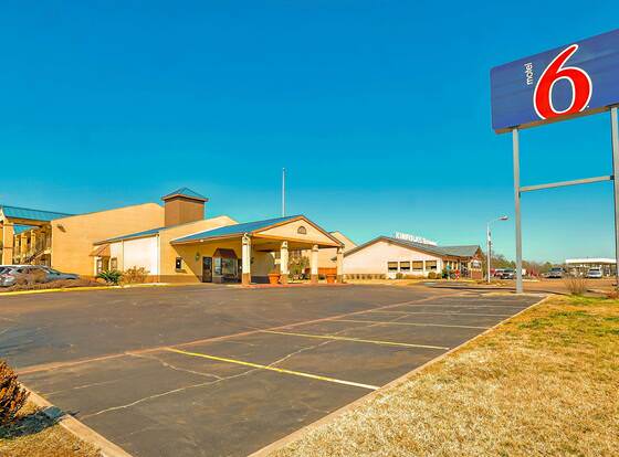 Motel 6 Nacogdoches TX allows check-in for 18 year-old guests