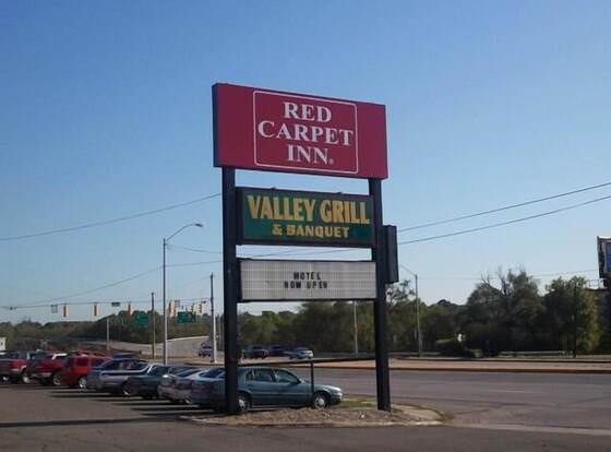 Red Carpet Inn Terre Haute allows check-in for 18 year-old guests