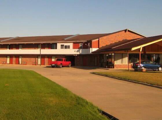 Budget Inn Motel Storm Lake allows check-in for 18 year-old guests
