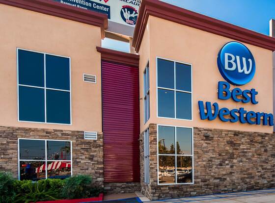 Best Western Canoga Park Motor Inn allows check-in for 18 year-old guests