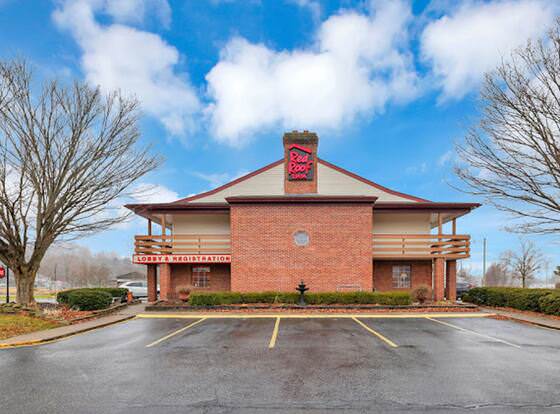 Red Roof Inn Uhrichsville allows check-in for 18 year-old guests