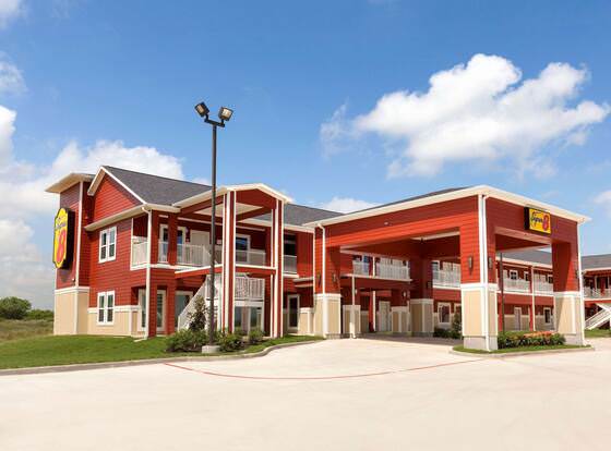 Super 8 by Wyndham Carrizo Springs allows check-in for 18 year-old guests