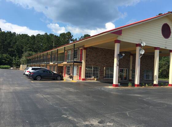 Jeffersonian Motor Inn allows check-in for 18 year-old guests