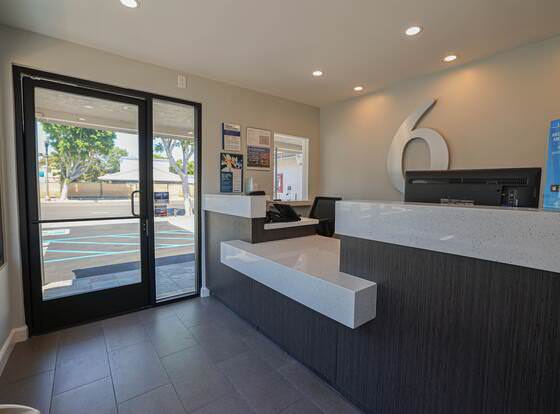 Motel 6 Tustin, CA – Orange County allows check-in for 18 year-old guests