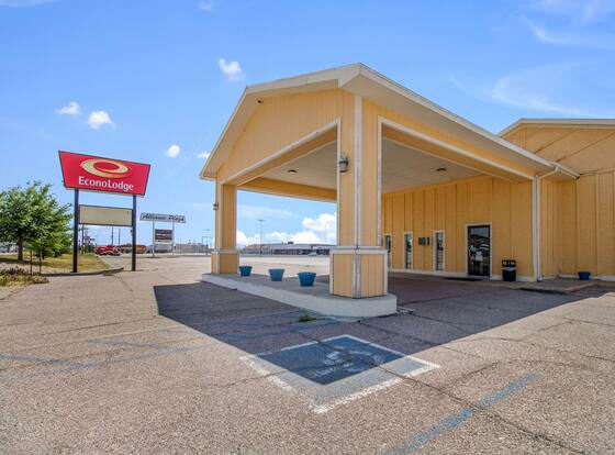 Econo Lodge allows check-in for 18 year-old guests