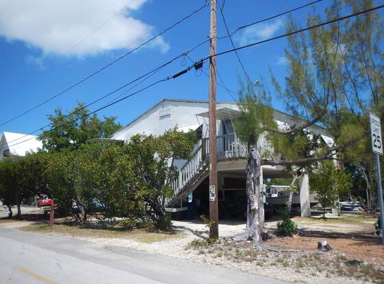 Ed & Ellen's Lodging Big Pine Key allows check-in for 18 year-old guests