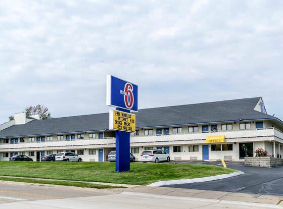 Motel 6 Florence, KY - Cincinnati Airport allows check-in for 18 year-old guests