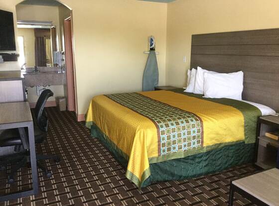 Luxury Inn and Suites Seaworld Lackland allows check-in for 18 year-old guests